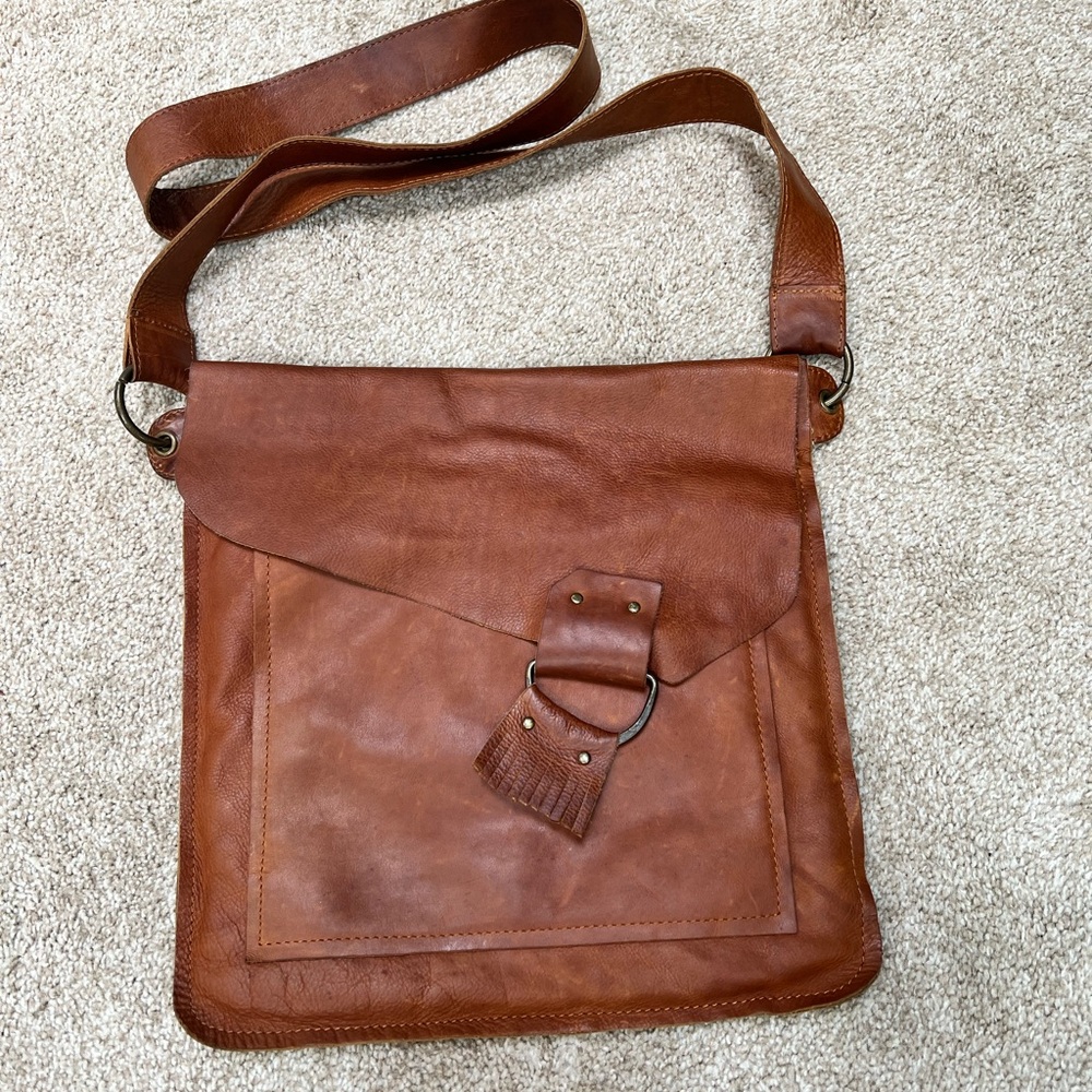 Beautiful Lisa Leonard Leather Messenger Xbody Bag